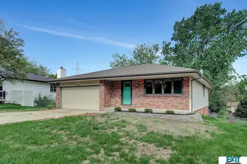 5604 Dogwood Dr, Lincoln, NE 68516