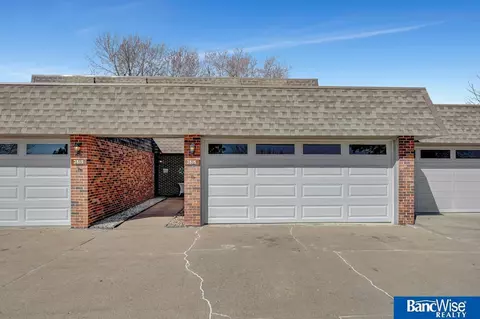3515 Neerpark Dr, Lincoln, NE 68506