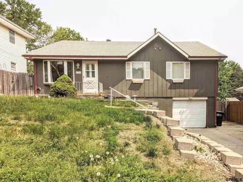 11126 Leavenworth St, Omaha, NE 68154