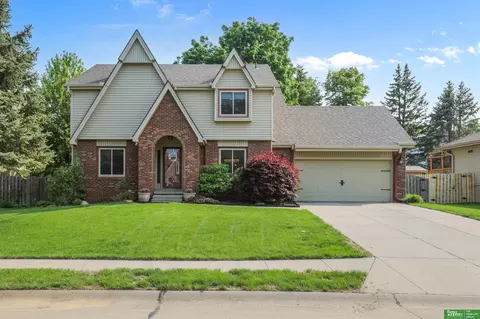 805 Joseph Dr, Papillion, NE 68046