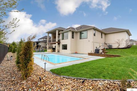 21822 Marinda St, Elkhorn, NE 68022