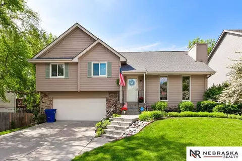 831 Spruce Dr, Papillion, NE 68046