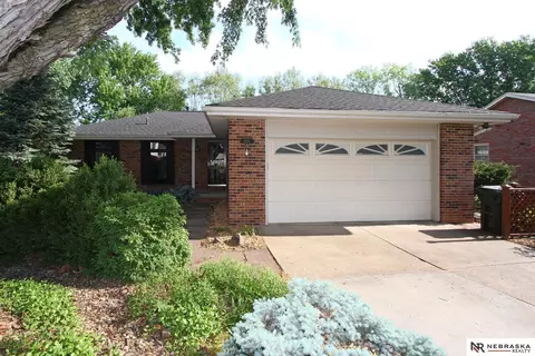 8110 Lamplighter Cir, Lincoln, NE 68510