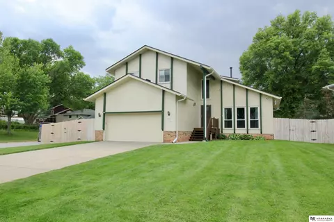 3101 Leawood Dr, Bellevue, NE 68123