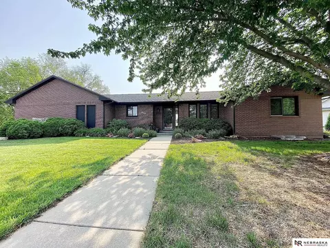 5530 Briar Rosa Dr, Lincoln, NE 68516