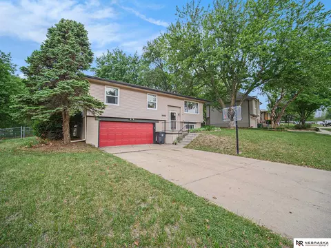 2531 Cheshire S, Lincoln, NE 68512