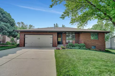 6021 Fleetwood Dr, Lincoln, NE 68516