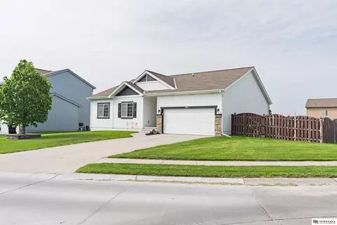 4876 N 162nd St, Omaha, NE 68116
