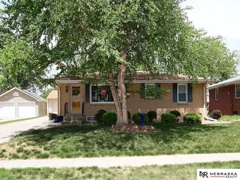 825 E Avon Ln, Lincoln, NE 68505