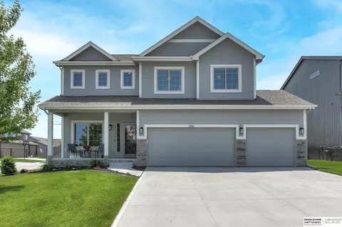 18603 Blackwalnut St, Omaha, NE 68136