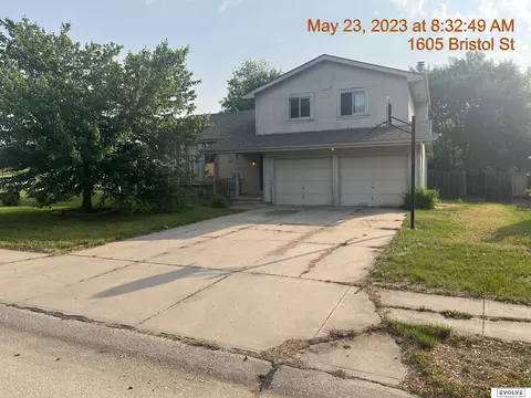 1605 Bristol St, Papillion, NE 68046