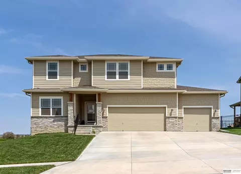 11020 Superior Dr, Papillion, NE 68046