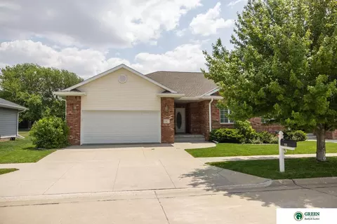 921 St Andrews Ct, York, NE 68467