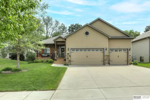 8249 Windmill Dr, Lincoln, NE 68507