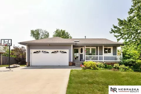 2433 Corn Dr, Papillion, NE 68046