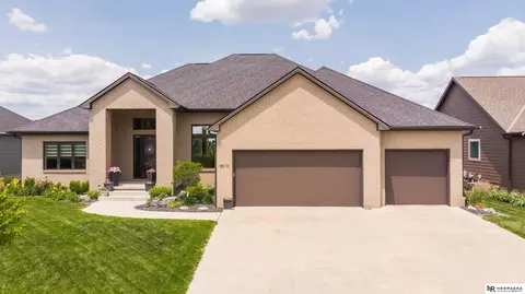 8910 Himark Ln, Lincoln, NE 68526