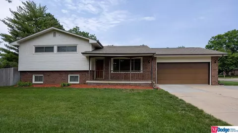 8020 Sandalwood Dr, Lincoln, NE 68510