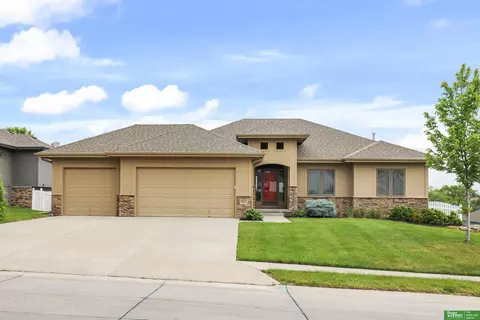 6602 Crestridge Dr, Papillion, NE 68133