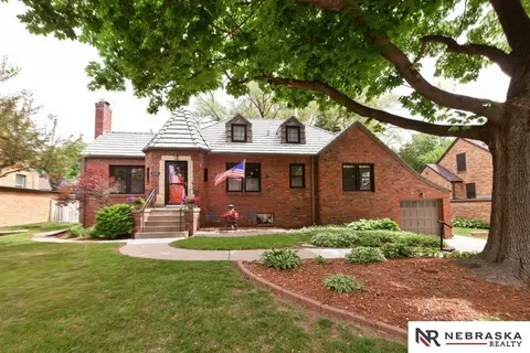 2207 Country Club Ave, Omaha, NE 68104