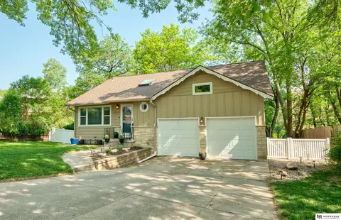 9122 Westridge Dr, Omaha, NE 68124