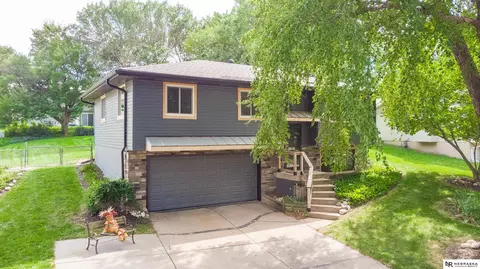 5919 Deerwood Dr, Lincoln, NE 68516