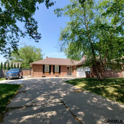 8112 S Hazelwood Dr, Lincoln, NE 68510