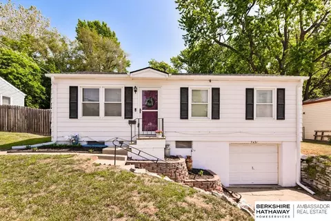 7431 Terry Dr, La Vista, NE 68128