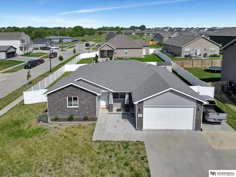 1030 Geranium Dr, Lincoln, NE 68521