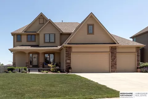 6813 Park Crest Dr, Papillion, NE 68133