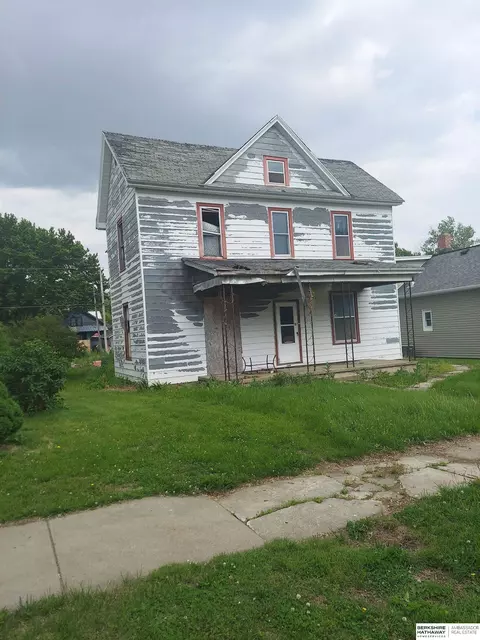 920 Mclean St, Falls City, NE 68355