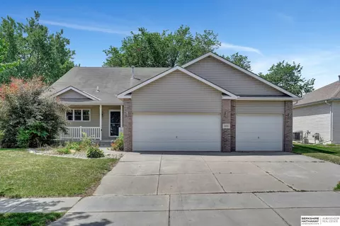 2031 Philadelphia Dr, Lincoln, NE 68521