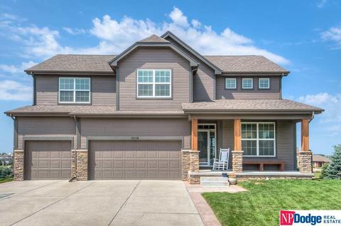 1914 Walnut Creek Dr, Papillion, NE 68046