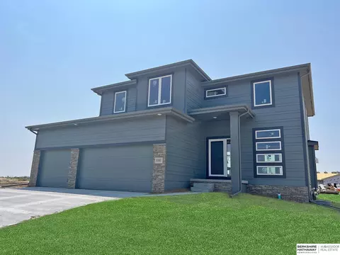 10907 Bearcreek Dr, Papillion, NE 68046