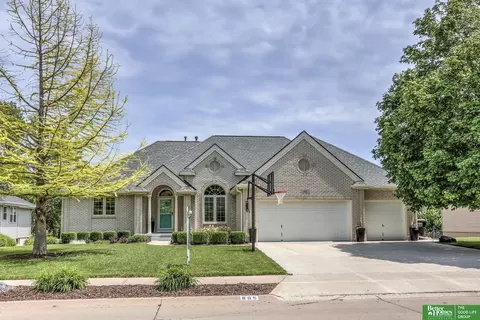 805 N Polk St, Papillion, NE 68046