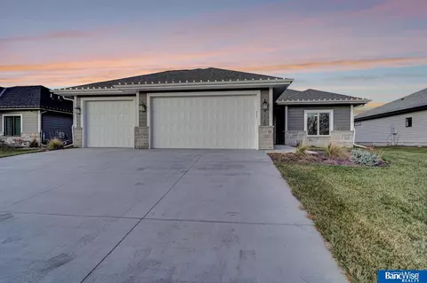 4120 Redbud Ln, Lincoln, NE 68516