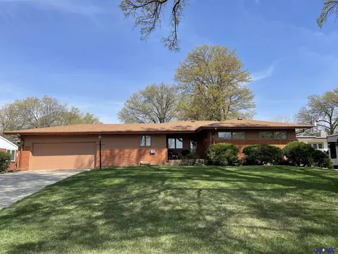 4620 Bryan Cir, Lincoln, NE 68510