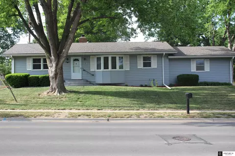 3910 Giles Rd, Bellevue, NE 68147