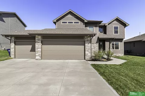 11725 S 110th St, Papillion, NE 68046