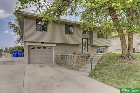 7719 Greenleaf Dr, La Vista, NE 68128