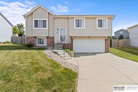 1129 Rawhide Rd, Papillion, NE 68046