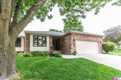 6704 Flint Ridge Rd, Lincoln, NE 68506