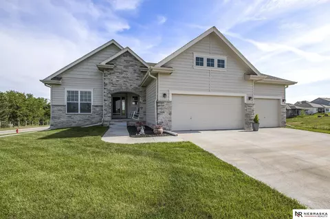 18301 Summit Dr, Omaha, NE 68136