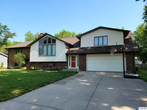1613 Harre Ln, York, NE 68467
