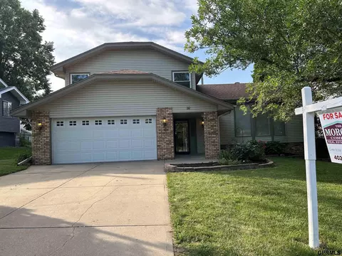 924 Iron Rd, Papillion, NE 68046