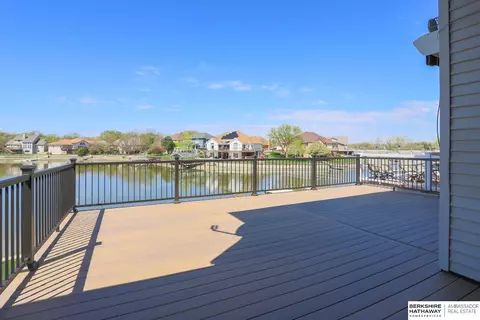 1095 Waters Edge Ct, Carter Lake, IA 51510