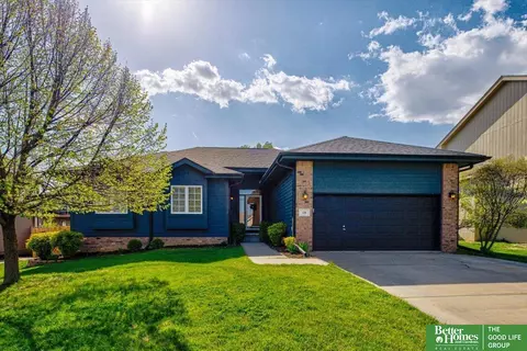 126 Longwood Dr, Papillion, NE 68133