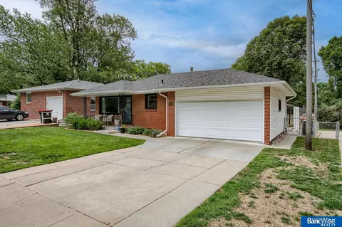 4329 Locust St, Lincoln, NE 68516