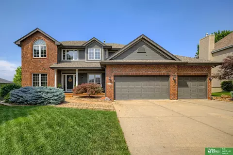 2108 Crest Ridge Dr, Papillion, NE 68133