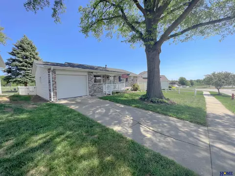 7730 Aylesworth Ave, Lincoln, NE 68505