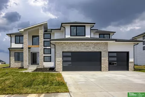 21126 Arlington St, Elkhorn, NE 68022